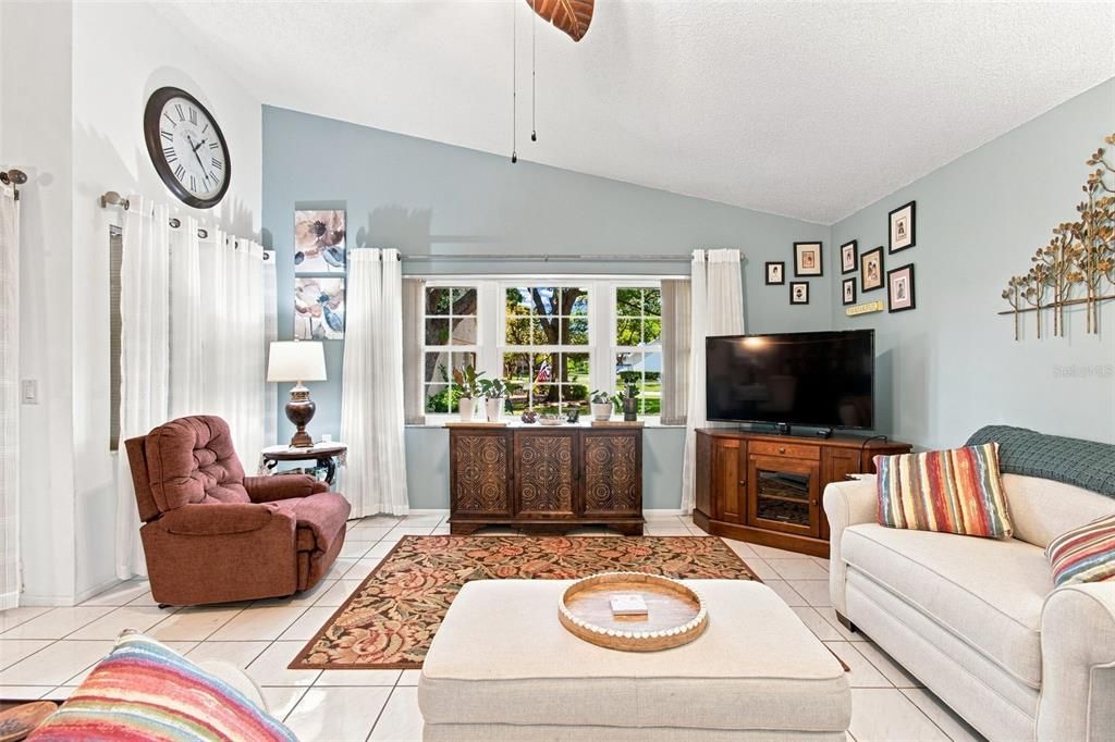For Sale: $199,900 (2 beds, 2 baths, 1085 Square Feet)