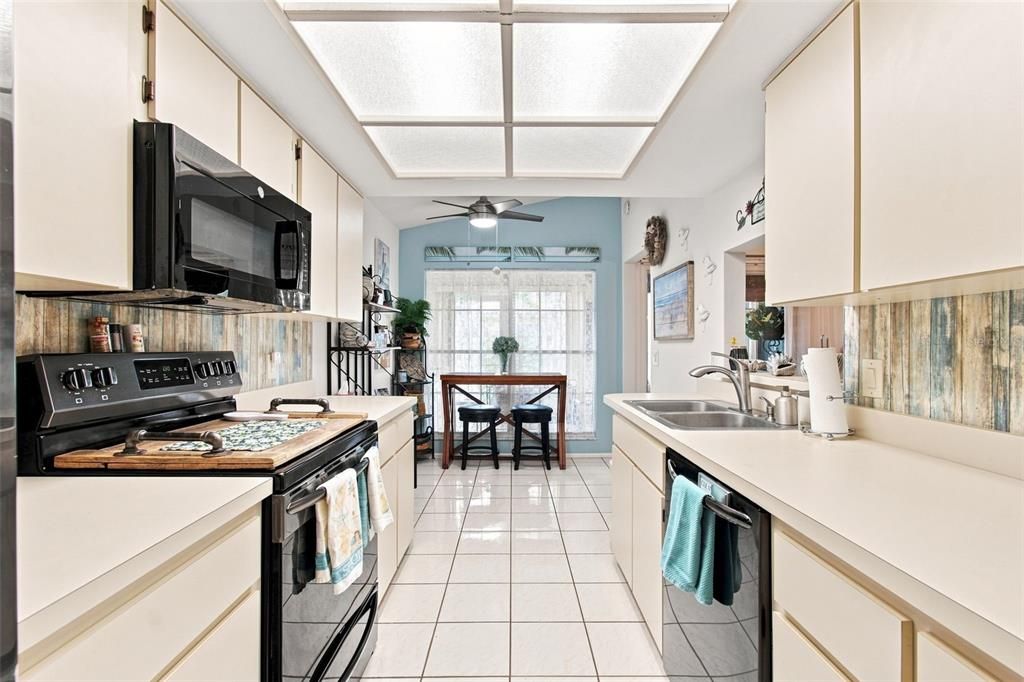 For Sale: $199,900 (2 beds, 2 baths, 1085 Square Feet)