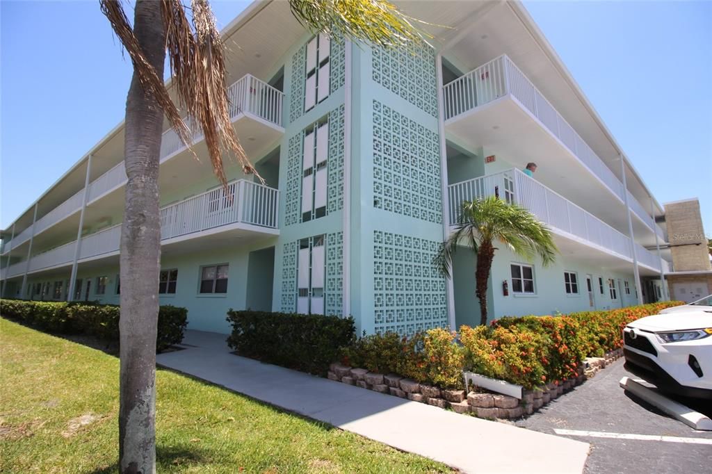 For Rent: $2,400 (2 beds, 2 baths, 1110 Square Feet)