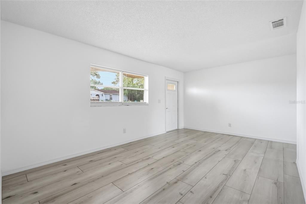 Activo con contrato: $240,000 (2 camas, 1 baños, 813 Pies cuadrados)