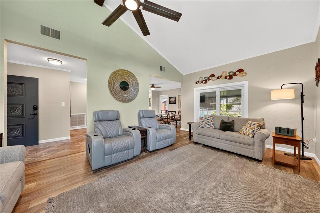 For Sale: $485,000 (3 beds, 2 baths, 1290 Square Feet)