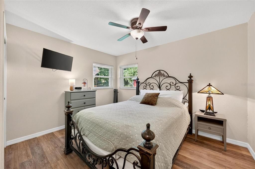 For Sale: $485,000 (3 beds, 2 baths, 1290 Square Feet)
