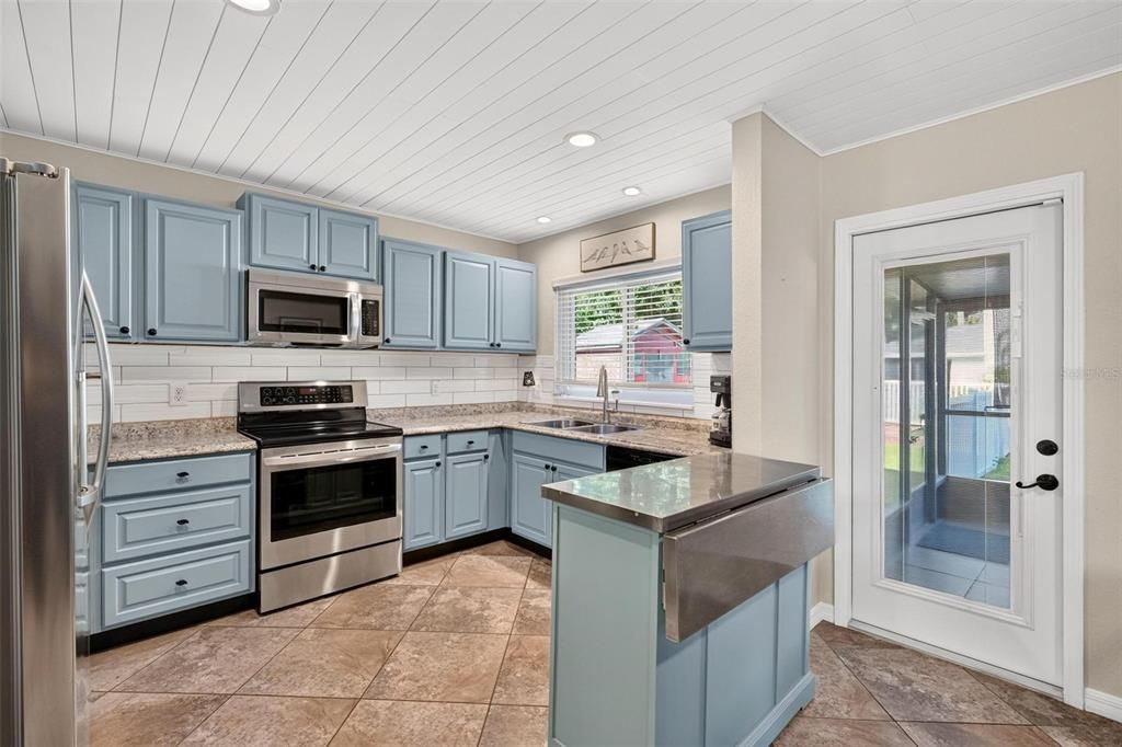 For Sale: $485,000 (3 beds, 2 baths, 1290 Square Feet)