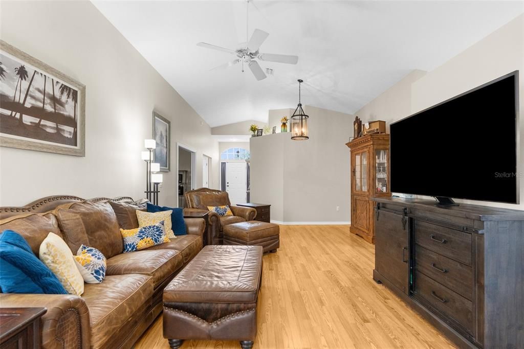 For Sale: $325,000 (2 beds, 2 baths, 1583 Square Feet)