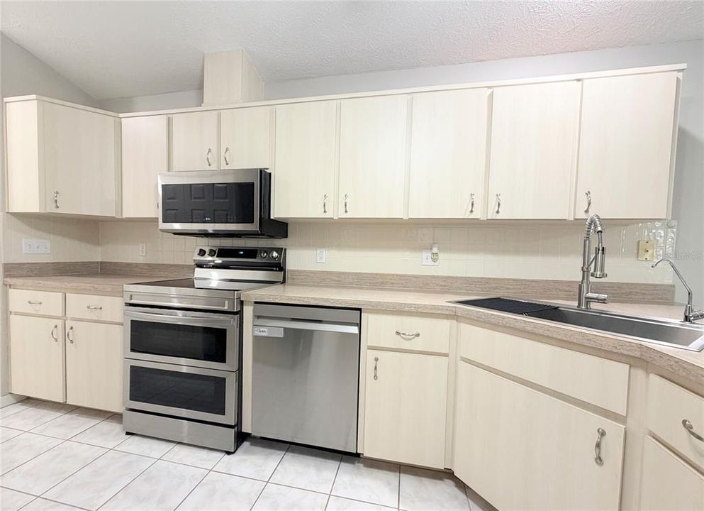 For Sale: $325,000 (2 beds, 2 baths, 1583 Square Feet)