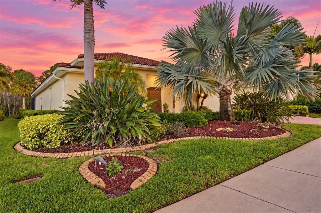 For Sale: $535,000 (4 beds, 2 baths, 2356 Square Feet)