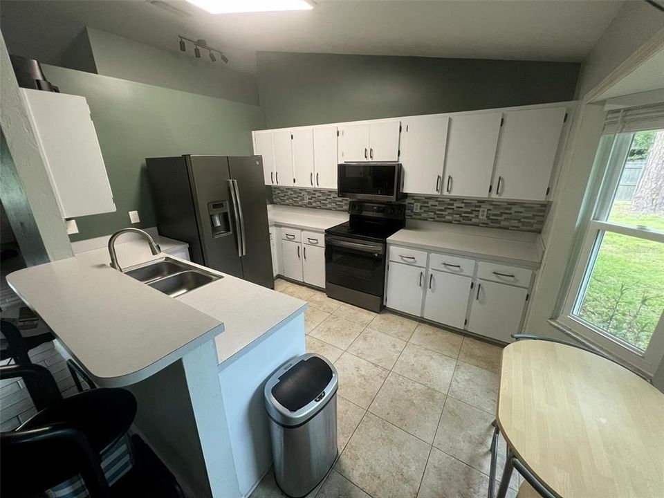 For Rent: $2,100 (3 beds, 2 baths, 1354 Square Feet)