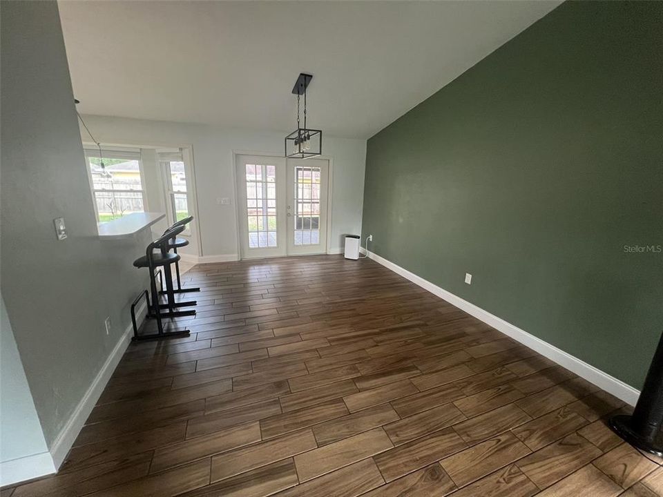 For Rent: $2,100 (3 beds, 2 baths, 1354 Square Feet)