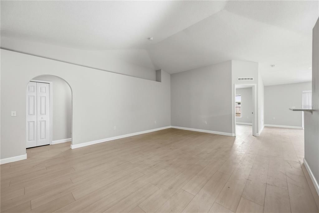 For Sale: $274,999 (3 beds, 2 baths, 1632 Square Feet)