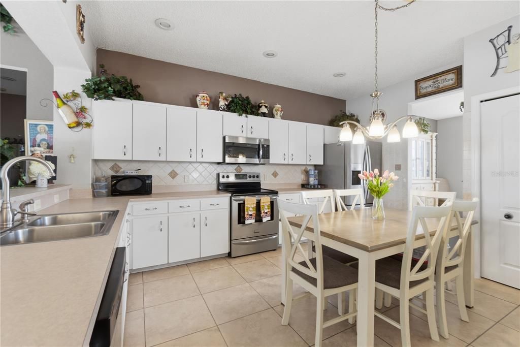 For Sale: $385,000 (3 beds, 2 baths, 2118 Square Feet)