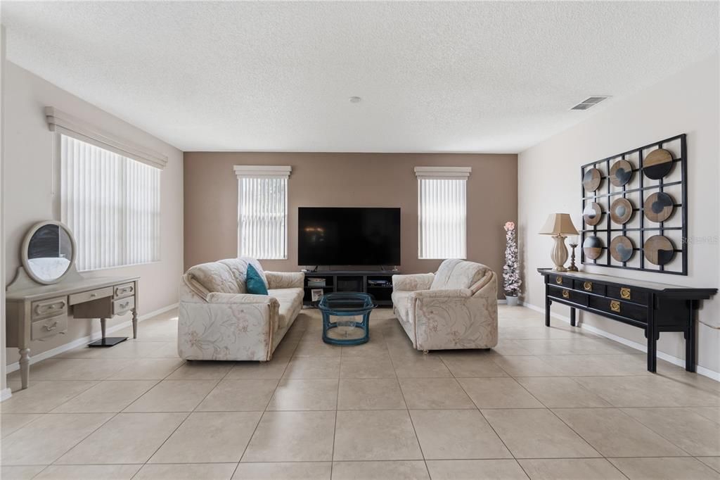For Sale: $385,000 (3 beds, 2 baths, 2118 Square Feet)