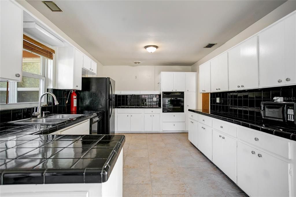 For Rent: $2,995 (3 beds, 2 baths, 1981 Square Feet)