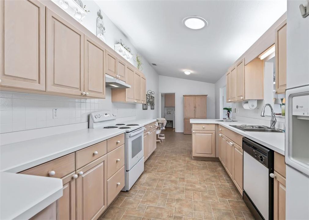For Sale: $289,900 (2 beds, 2 baths, 1652 Square Feet)