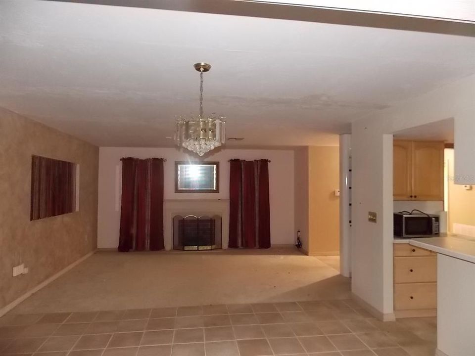 For Sale: $300,000 (3 beds, 2 baths, 1494 Square Feet)