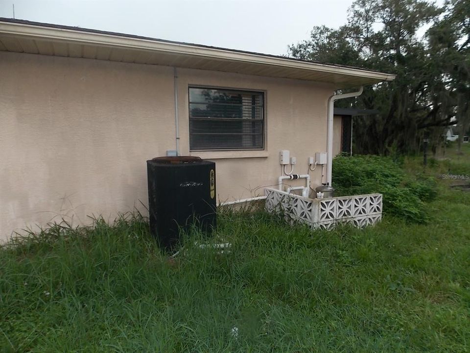 For Sale: $300,000 (3 beds, 2 baths, 1494 Square Feet)