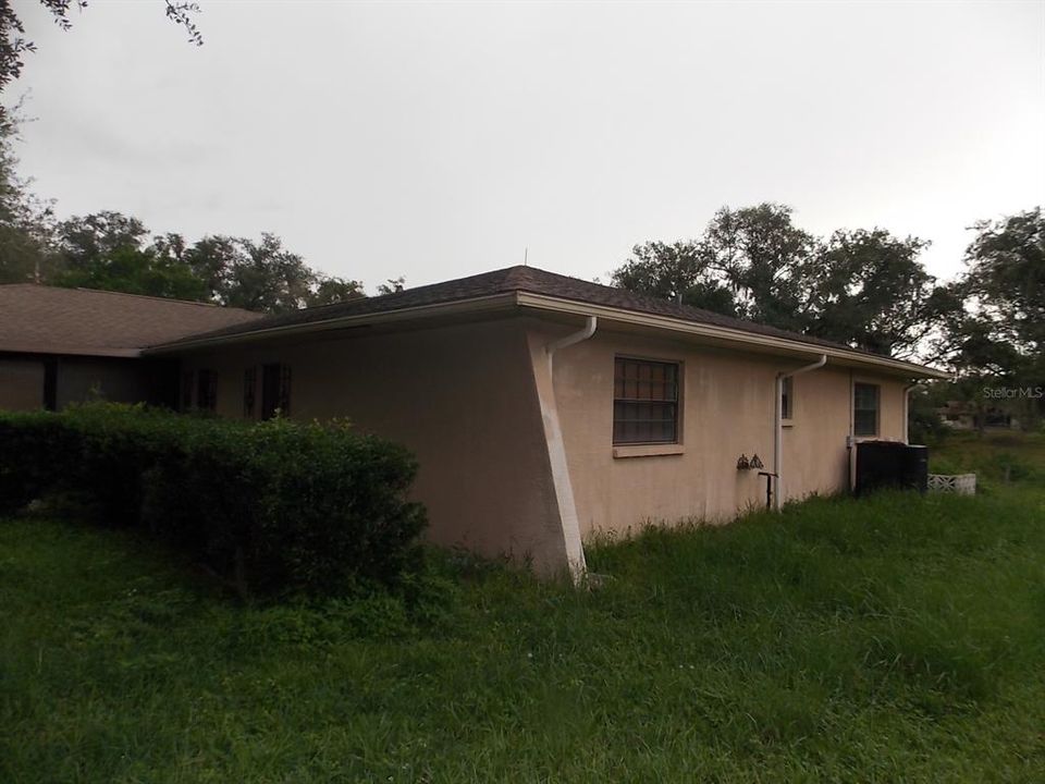 For Sale: $300,000 (3 beds, 2 baths, 1494 Square Feet)