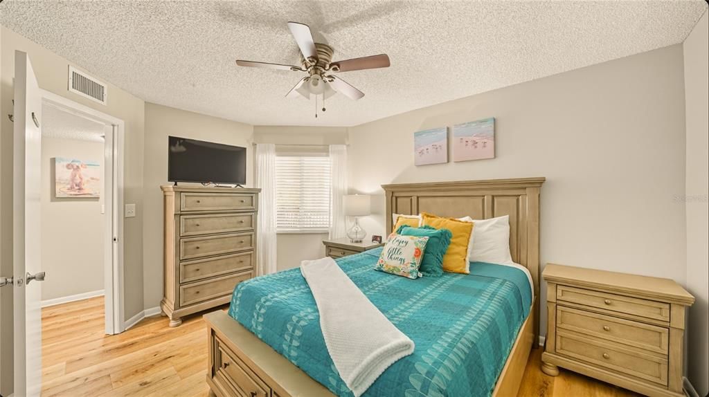 For Sale: $499,000 (2 beds, 2 baths, 1044 Square Feet)