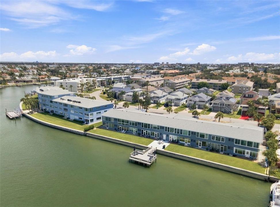 For Sale: $299,000 (2 beds, 2 baths, 895 Square Feet)