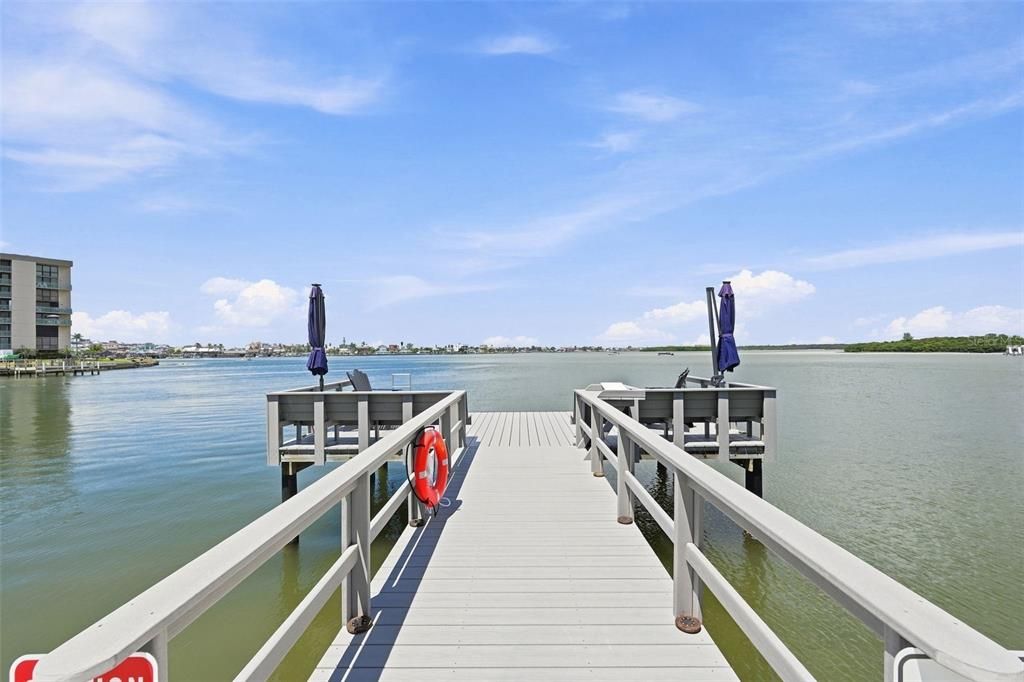 For Sale: $299,000 (2 beds, 2 baths, 895 Square Feet)