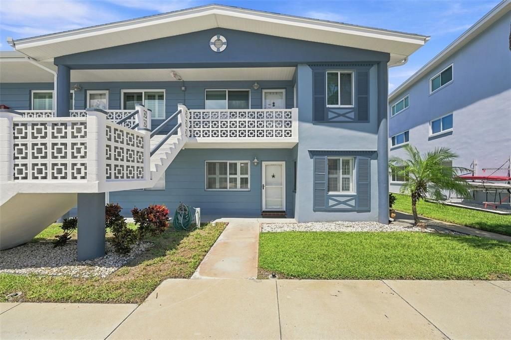 For Sale: $299,000 (2 beds, 2 baths, 895 Square Feet)