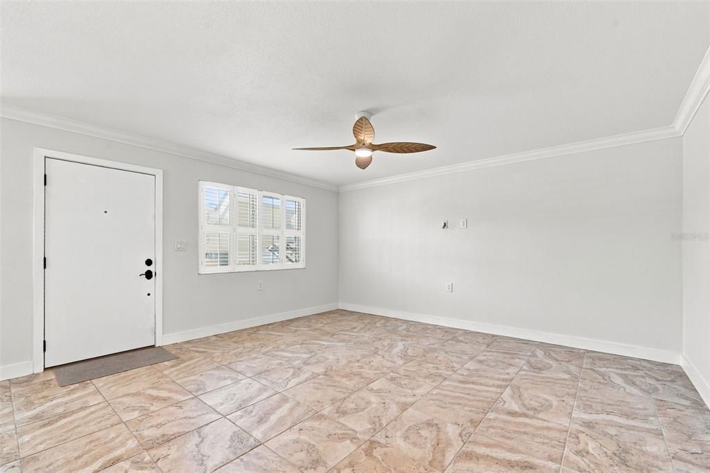 For Sale: $299,000 (2 beds, 2 baths, 895 Square Feet)