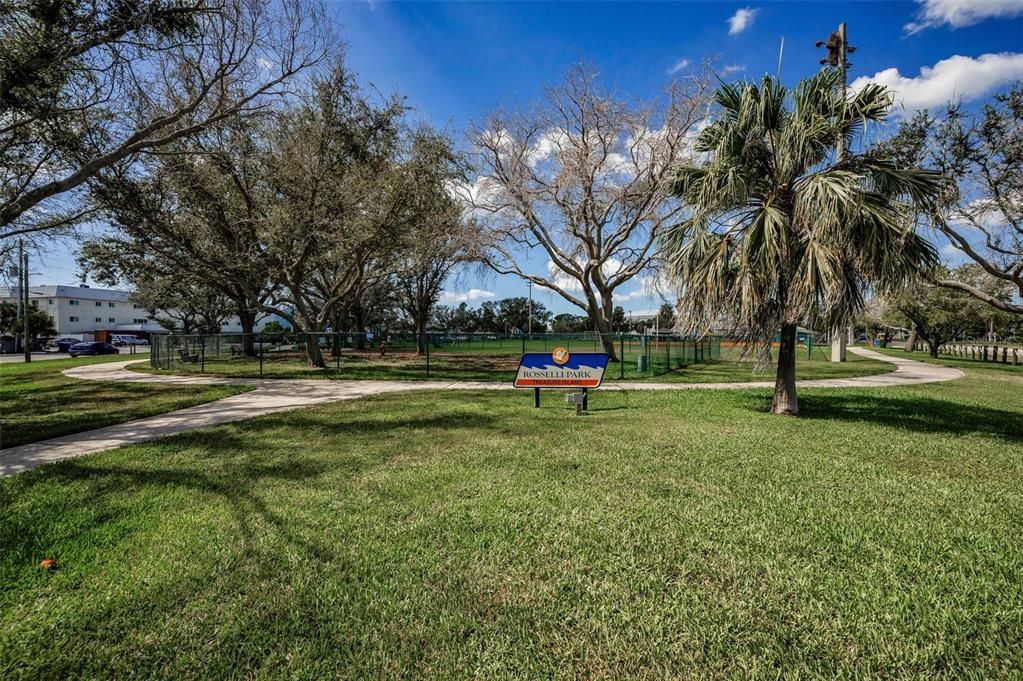 For Sale: $299,000 (2 beds, 2 baths, 895 Square Feet)
