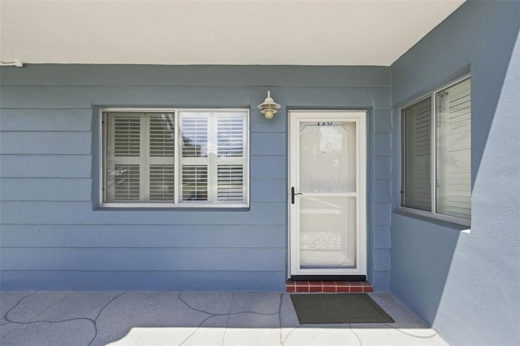 For Sale: $299,000 (2 beds, 2 baths, 895 Square Feet)