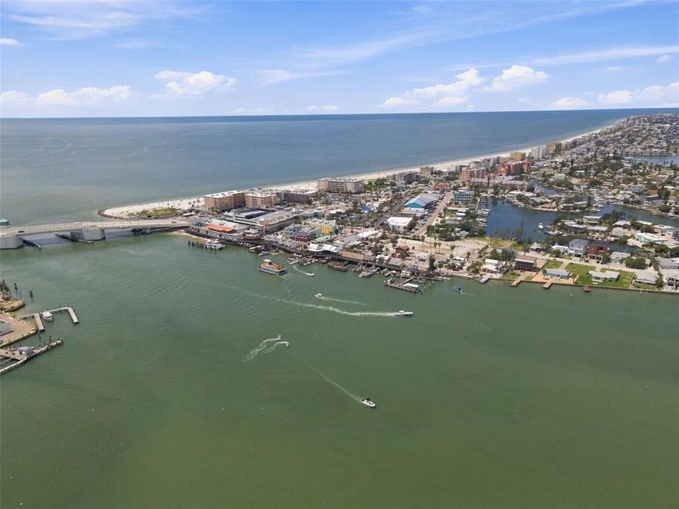 For Sale: $299,000 (2 beds, 2 baths, 895 Square Feet)