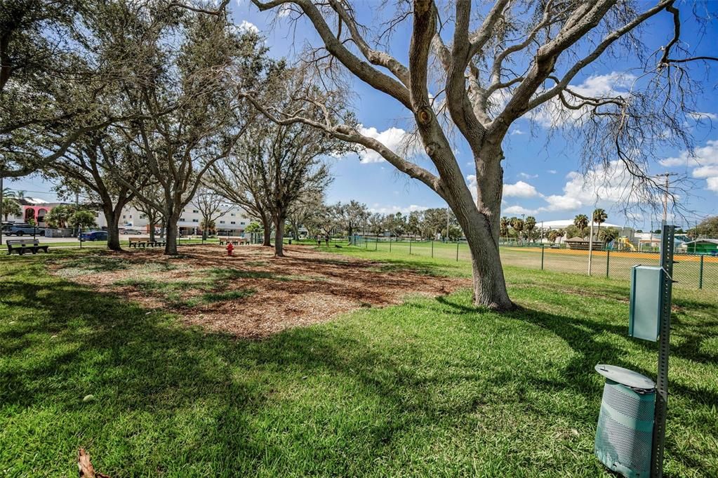 For Sale: $299,000 (2 beds, 2 baths, 895 Square Feet)