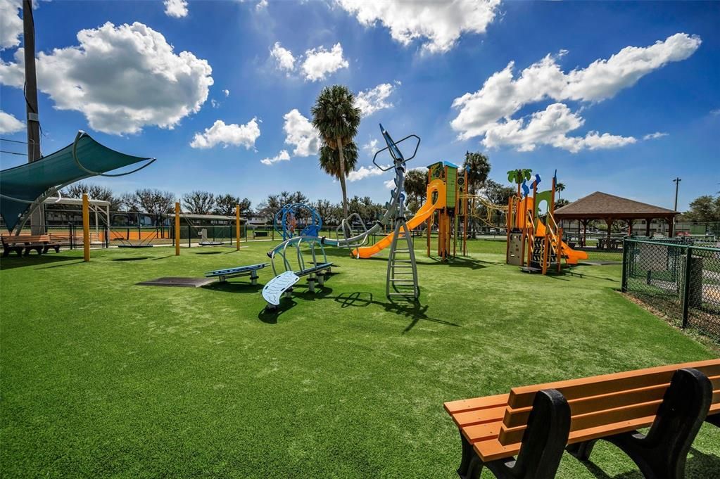 For Sale: $299,000 (2 beds, 2 baths, 895 Square Feet)