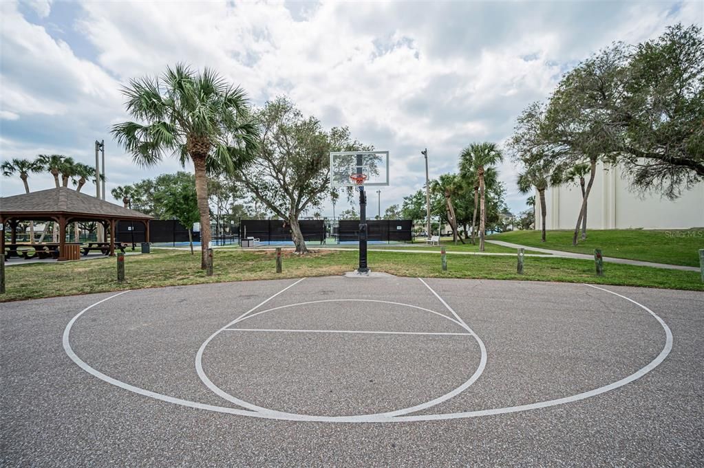 For Sale: $299,000 (2 beds, 2 baths, 895 Square Feet)