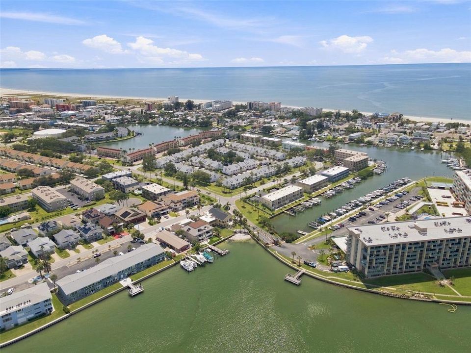 For Sale: $299,000 (2 beds, 2 baths, 895 Square Feet)