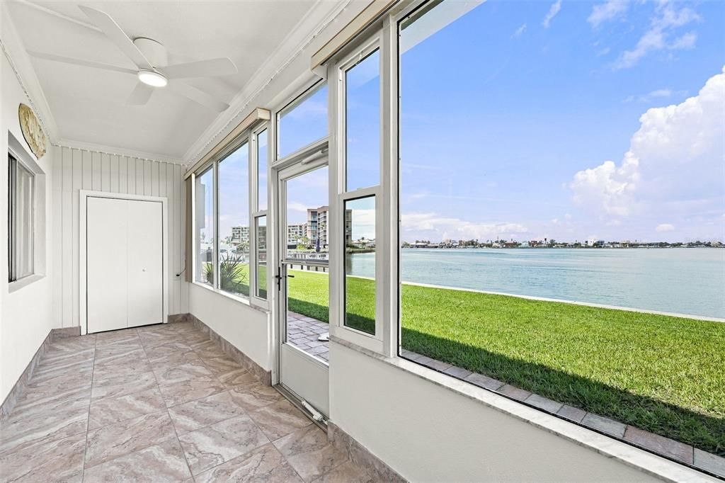 For Sale: $299,000 (2 beds, 2 baths, 895 Square Feet)