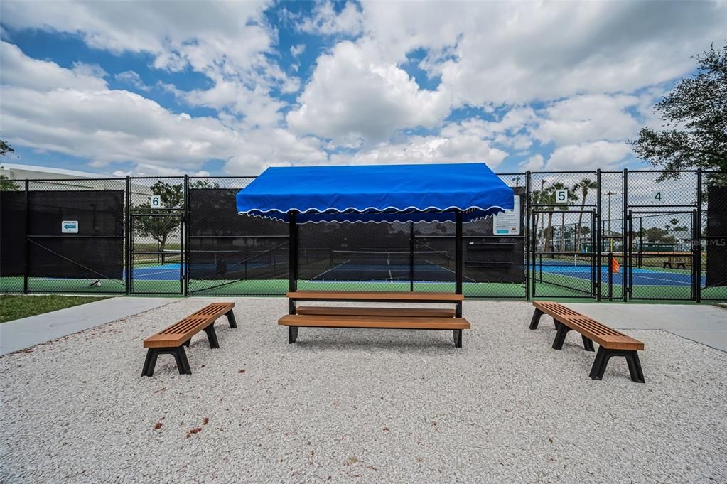 For Sale: $299,000 (2 beds, 2 baths, 895 Square Feet)