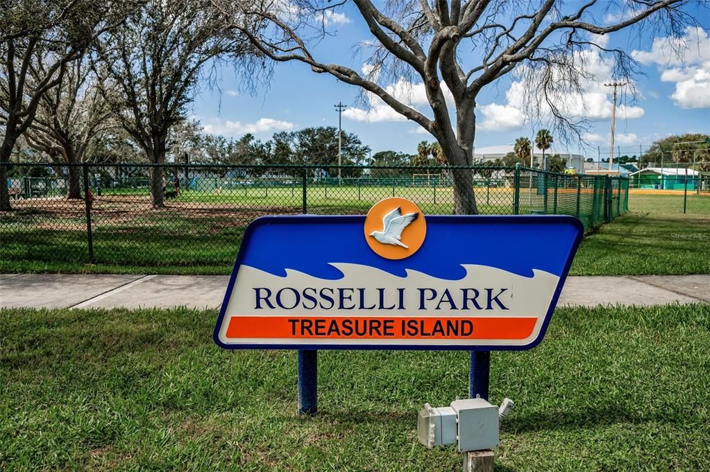 For Sale: $299,000 (2 beds, 2 baths, 895 Square Feet)