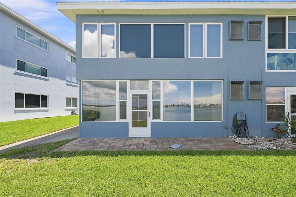 For Sale: $299,000 (2 beds, 2 baths, 895 Square Feet)