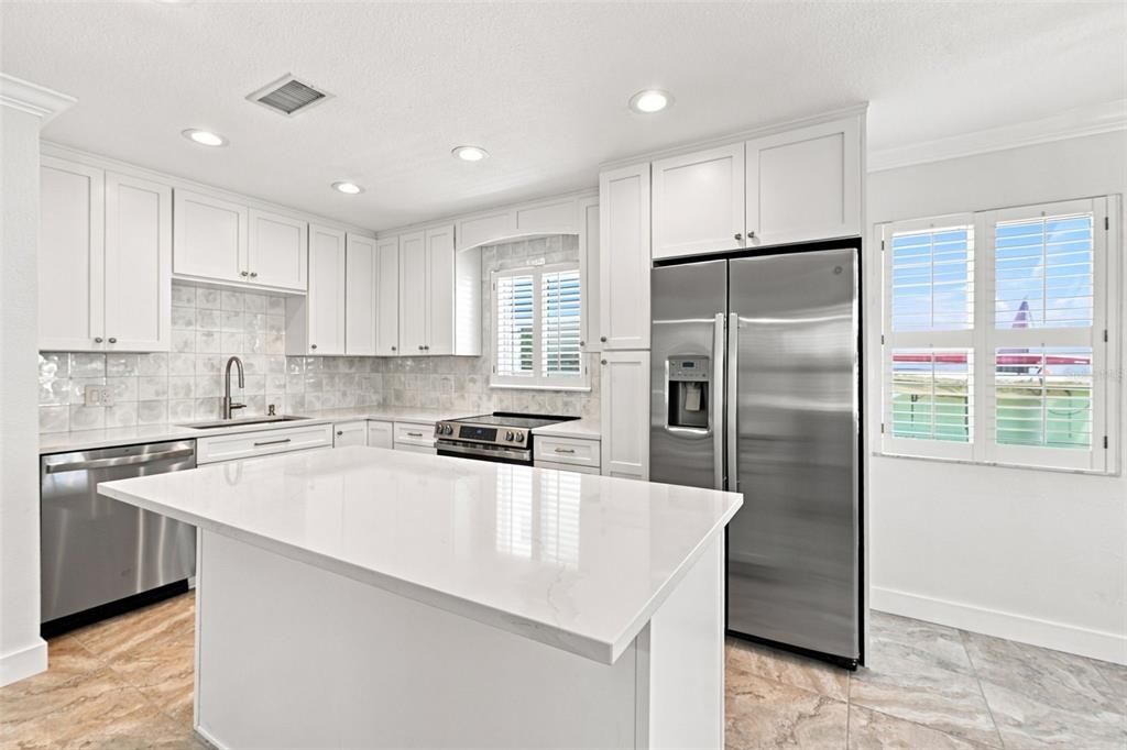 For Sale: $299,000 (2 beds, 2 baths, 895 Square Feet)
