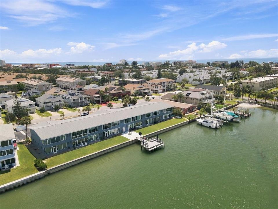 For Sale: $299,000 (2 beds, 2 baths, 895 Square Feet)