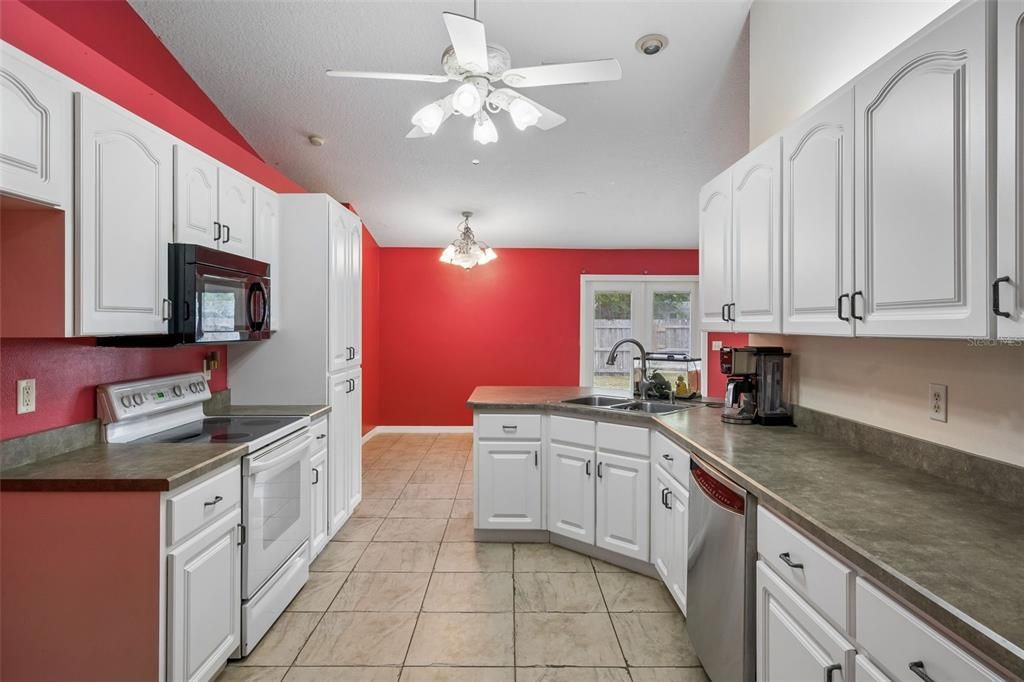 For Sale: $275,000 (4 beds, 2 baths, 1562 Square Feet)