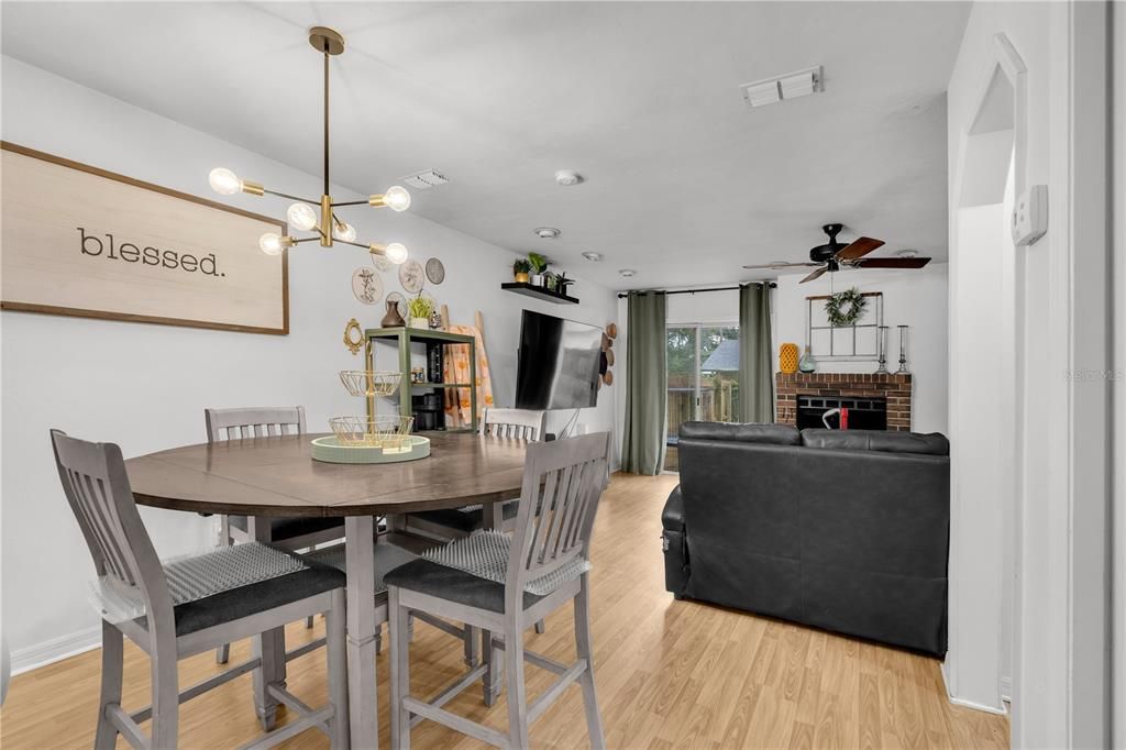 For Sale: $209,999 (2 beds, 1 baths, 1030 Square Feet)