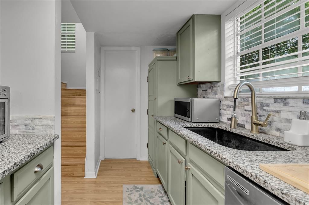 For Sale: $209,999 (2 beds, 1 baths, 1030 Square Feet)
