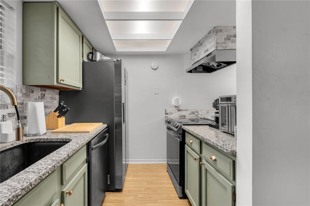 For Sale: $209,999 (2 beds, 1 baths, 1030 Square Feet)
