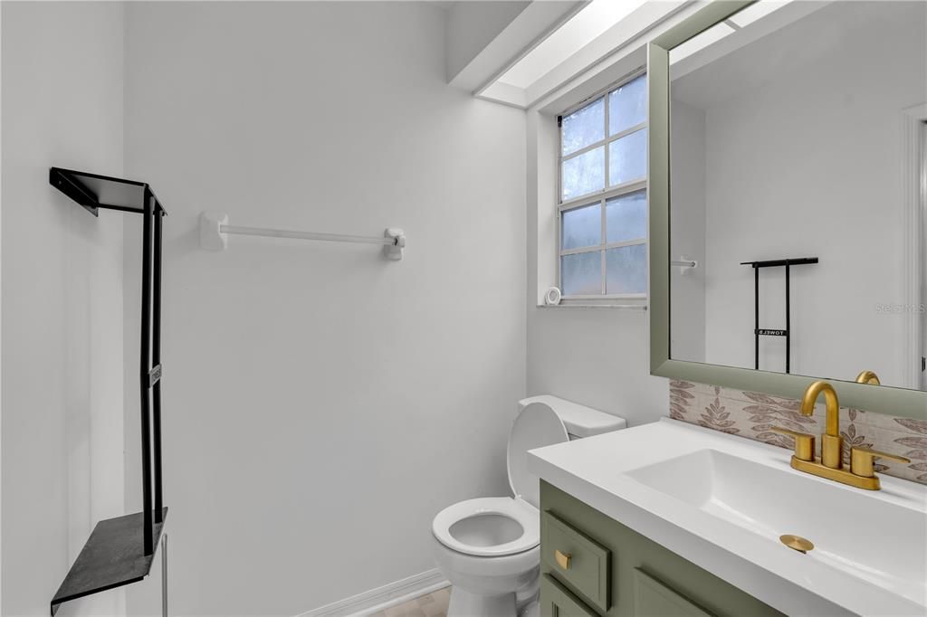 For Sale: $209,999 (2 beds, 1 baths, 1030 Square Feet)