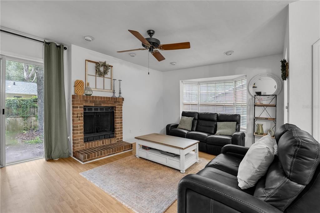 For Sale: $209,999 (2 beds, 1 baths, 1030 Square Feet)