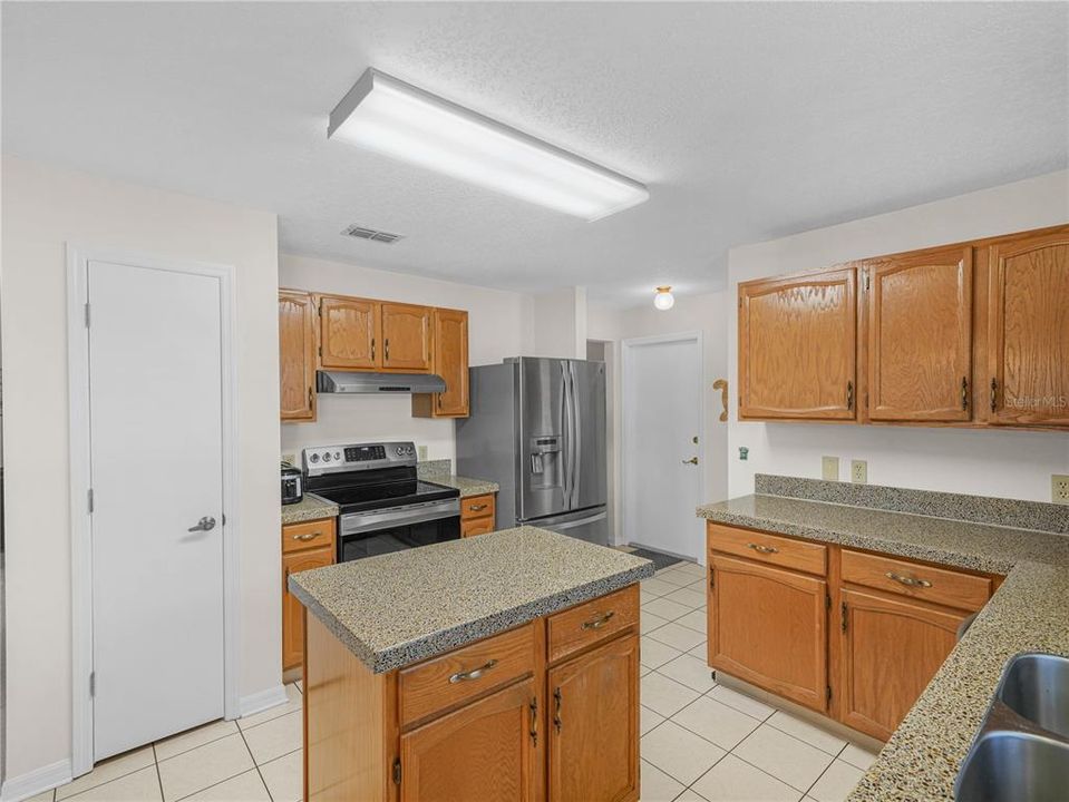 For Sale: $299,900 (3 beds, 2 baths, 1899 Square Feet)