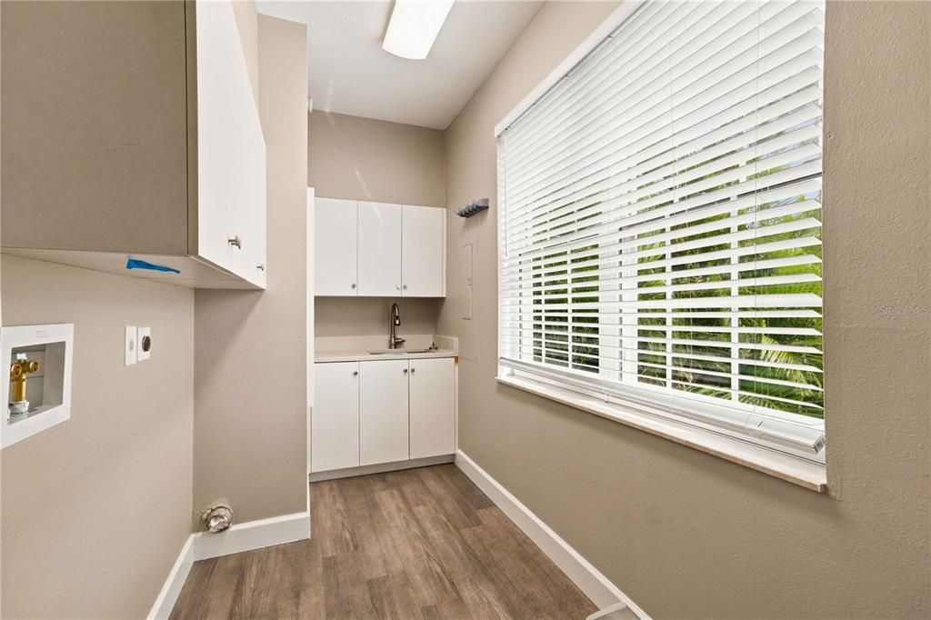 For Sale: $1,650,000 (6 beds, 4 baths, 4433 Square Feet)