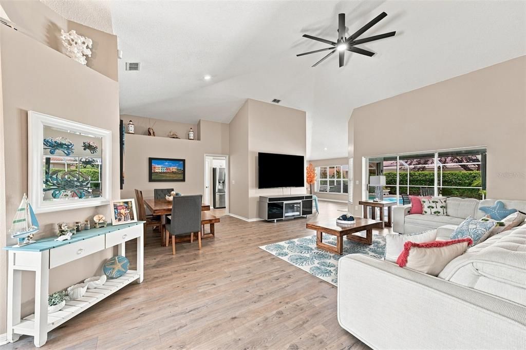 For Sale: $425,000 (2 beds, 2 baths, 2052 Square Feet)