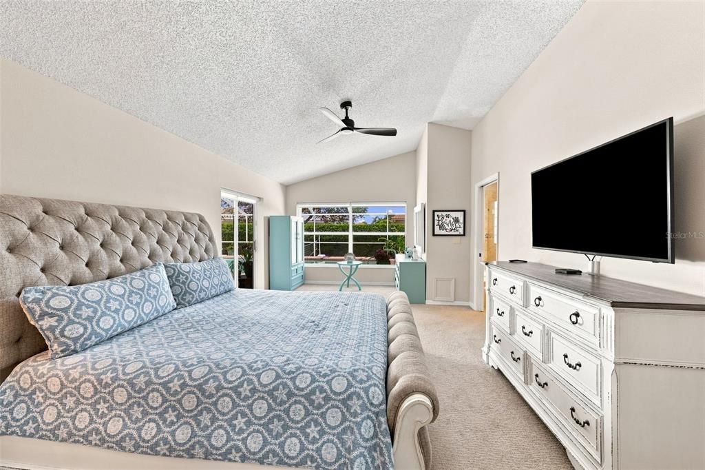 For Sale: $425,000 (2 beds, 2 baths, 2052 Square Feet)