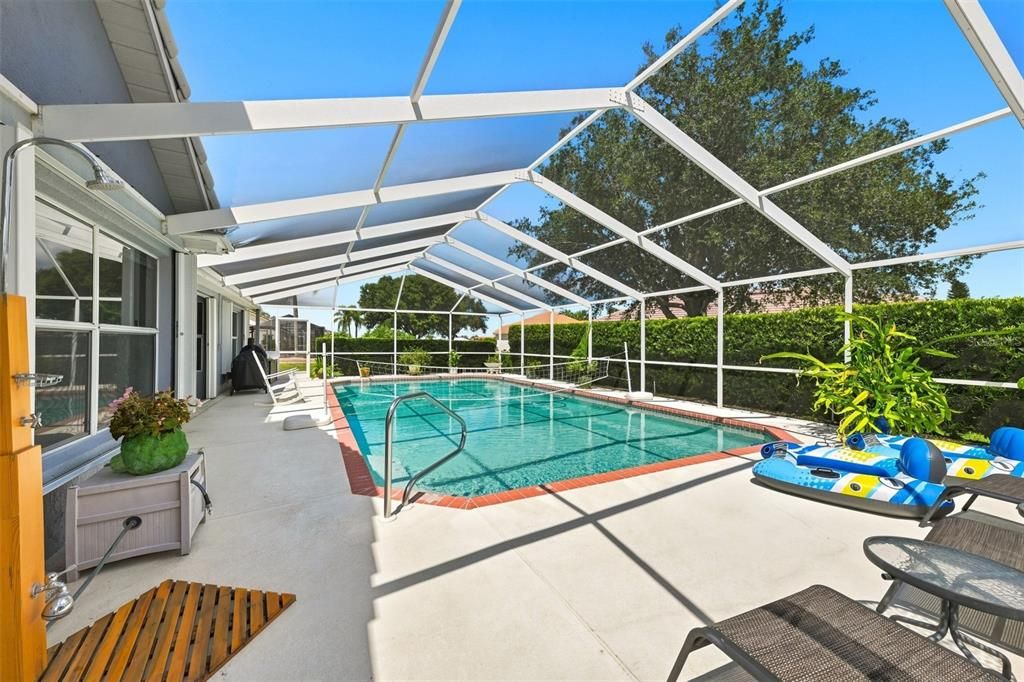 For Sale: $425,000 (2 beds, 2 baths, 2052 Square Feet)