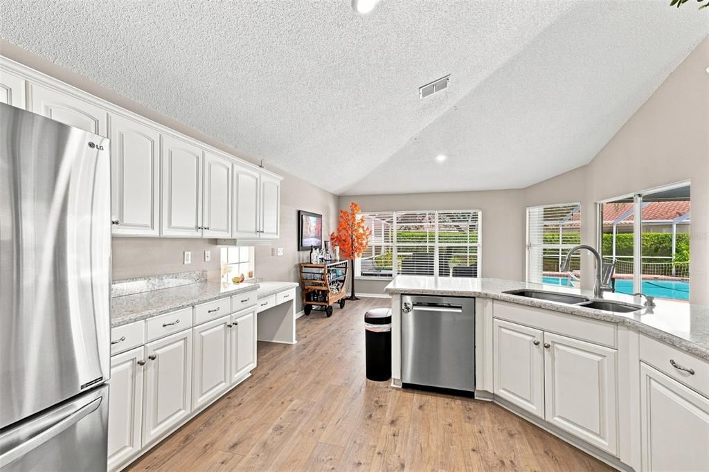 For Sale: $425,000 (2 beds, 2 baths, 2052 Square Feet)